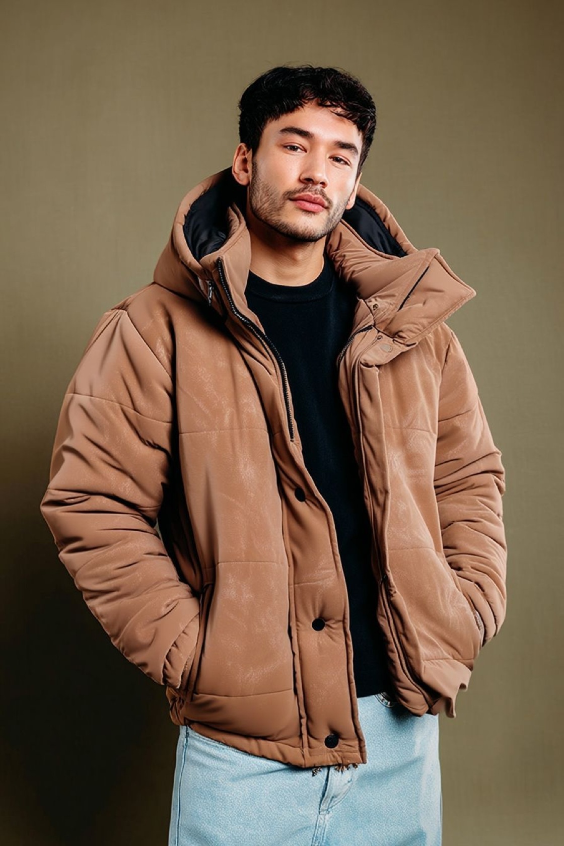 Chaqueta puffer en café